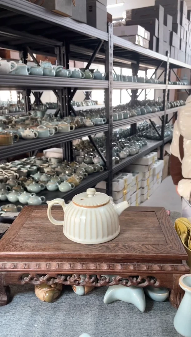 【闪购商品】瓷片 月白青莲壶微瑕