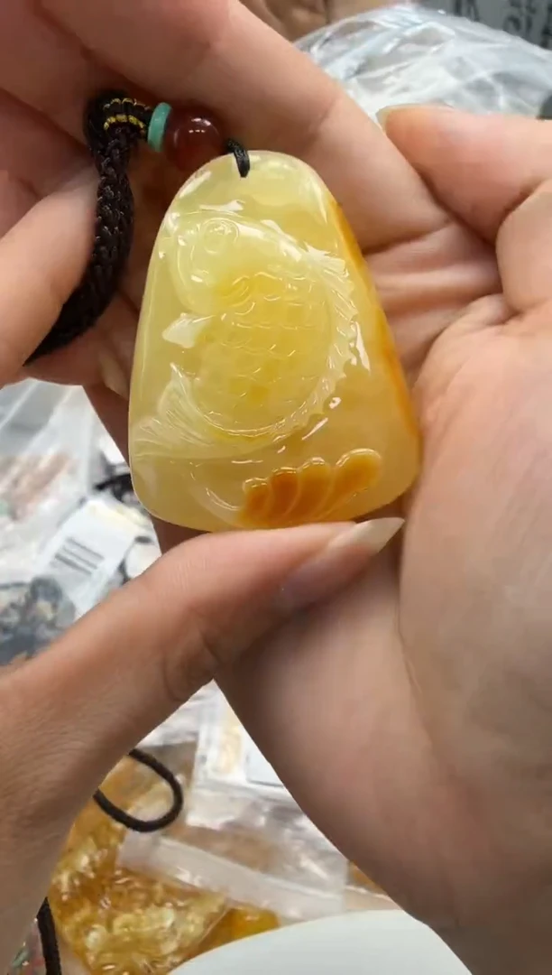 未镶嵌琥珀裸石如图