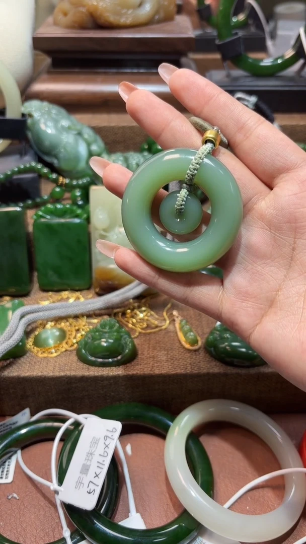 颈饰未镶嵌和田玉（碧玉）1