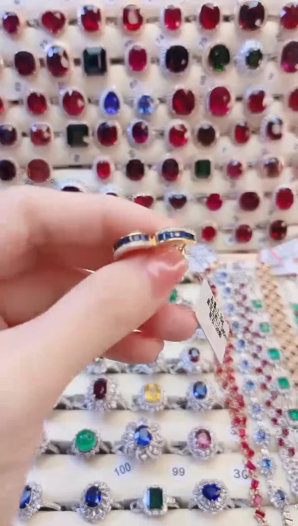 耳扣蓝宝石18K金镶嵌1