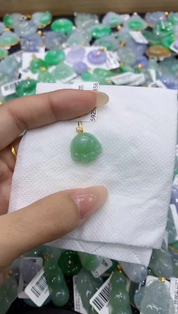 翡翠18K金镶嵌颈饰111111111111