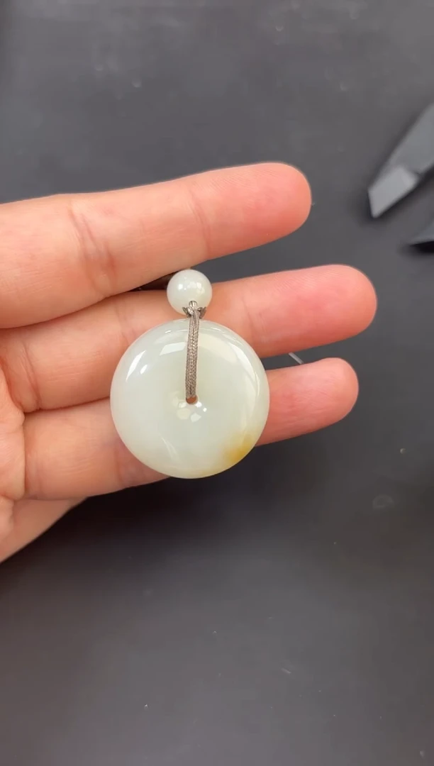 和田玉未镶嵌吊坠(赠链)且末金山微色差平安扣sj