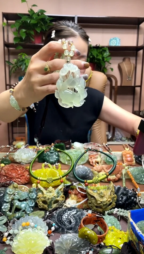 未镶嵌岫玉颈饰·
