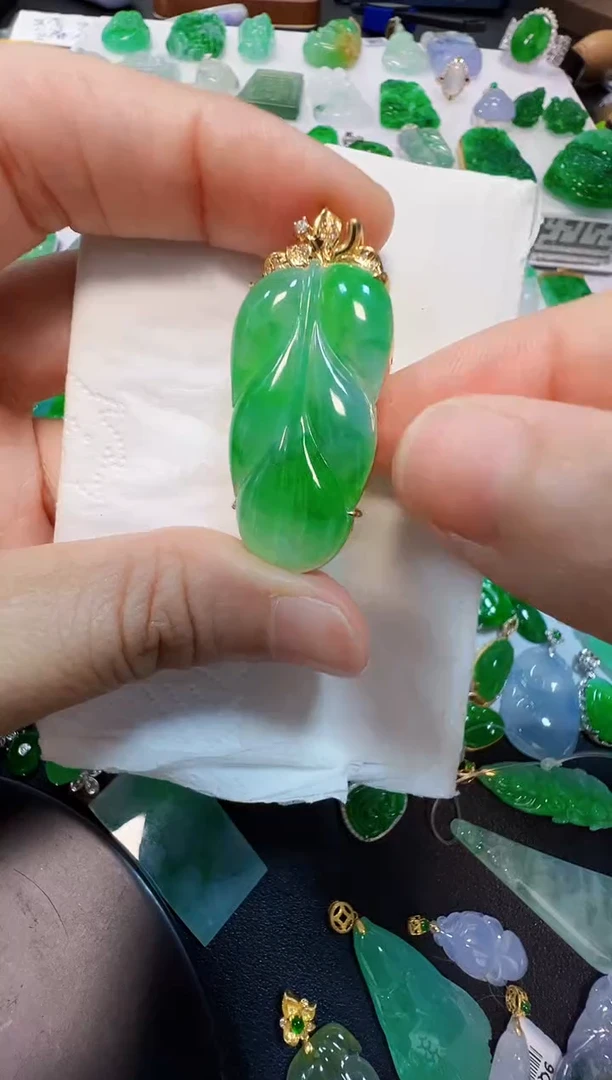 翡翠18K金镶嵌吊坠(不含链)12000