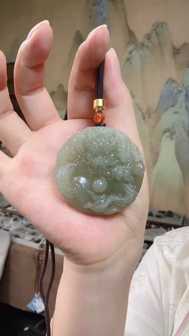 和田玉未镶嵌颈饰似**年.