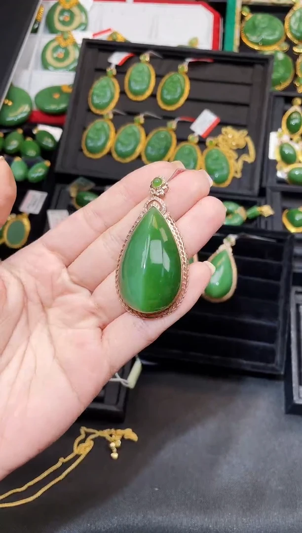 吊坠(赠链)18K金镶嵌和田玉45MM 多样性发一Z