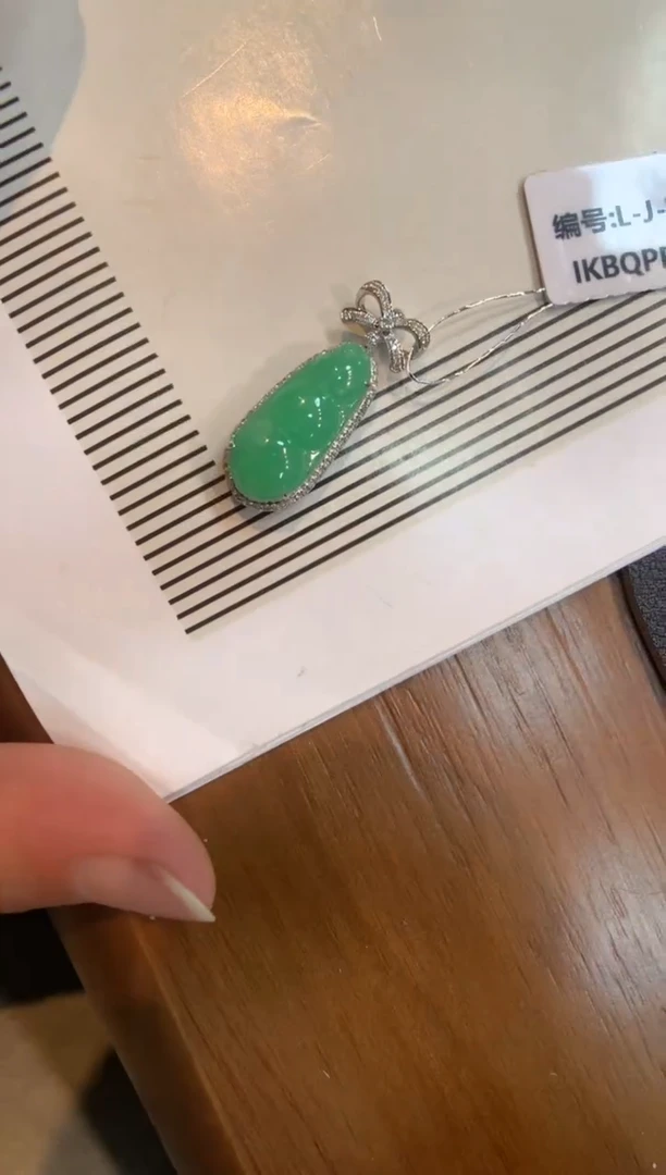 翡翠18K金镶嵌颈饰福豆
