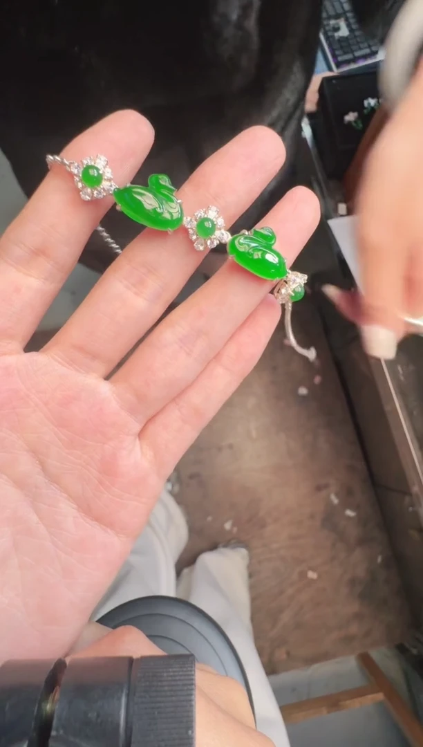 未镶嵌定制翡翠A货有轻微色差属于正常现象，手链1