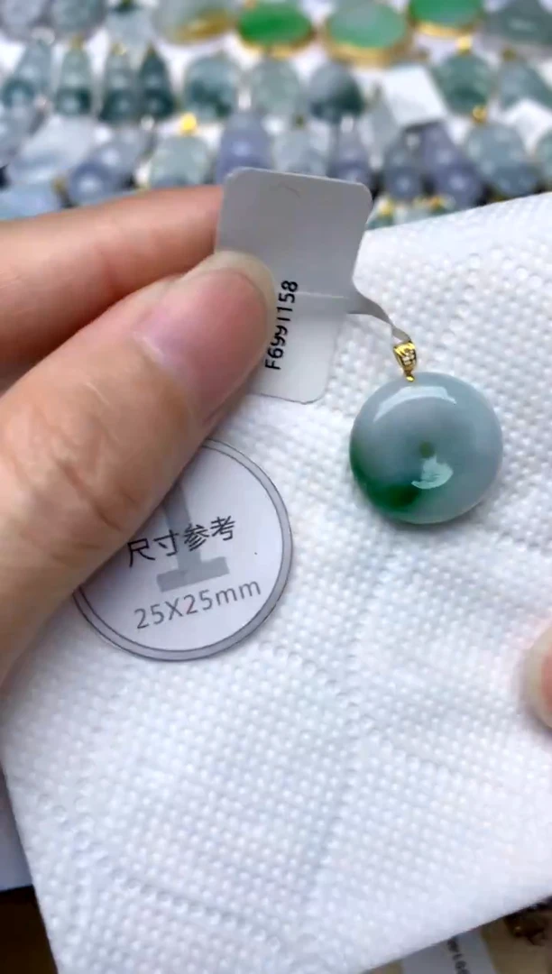 颈饰18K金镶嵌翡翠天然A货翡翠