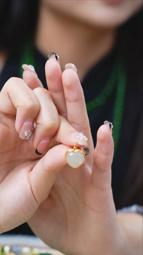 和田玉未镶嵌颈饰爱心