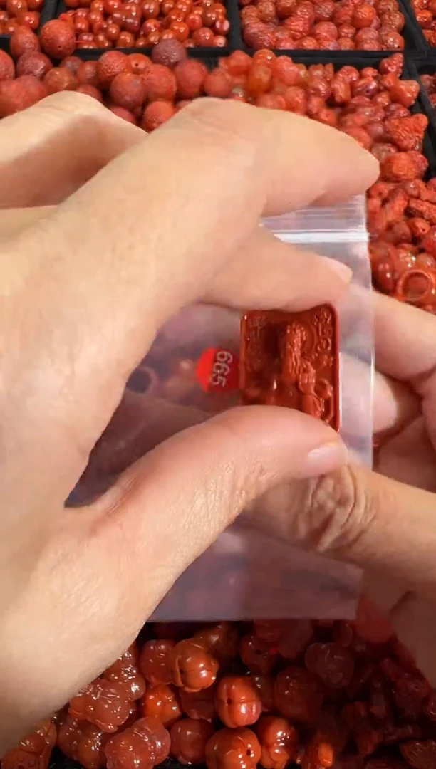 南红玛瑙未镶嵌颈饰1