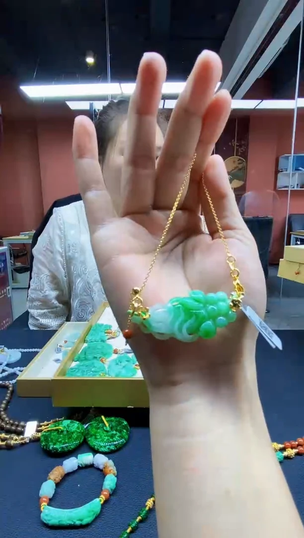 颈饰未镶嵌翡翠吊坠