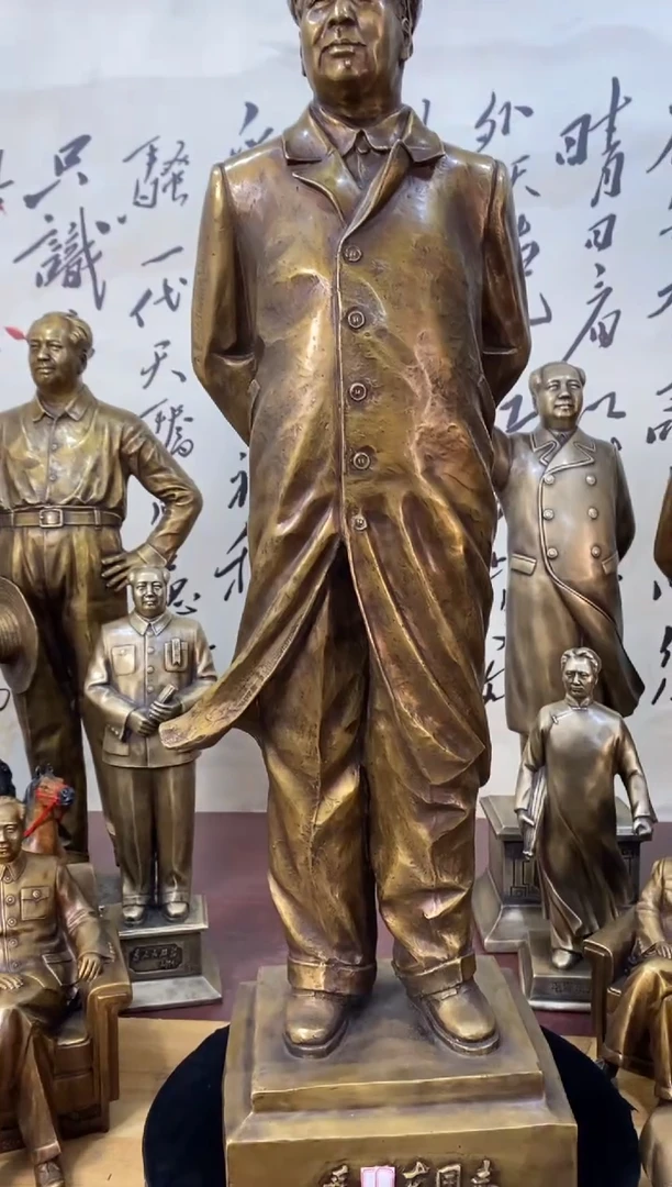 【闪购商品】戴帽背手红色人物