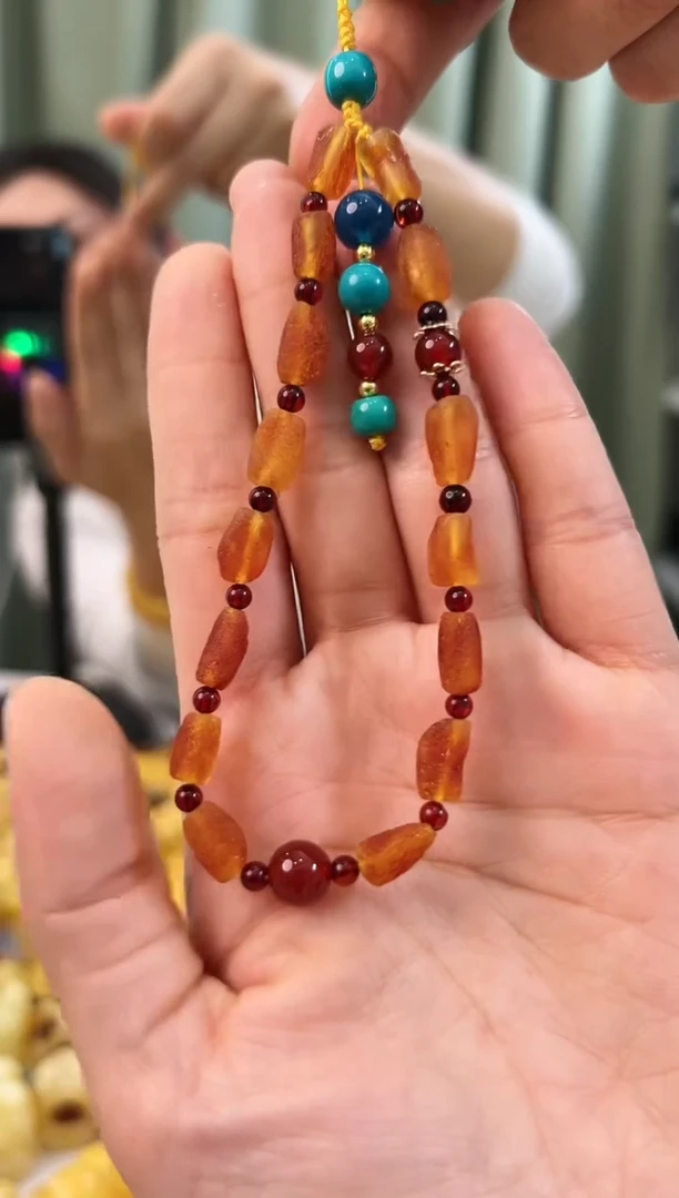 【闪购商品】蜜蜡手链未镶嵌蜜蜡手机挂多样性发其中一件