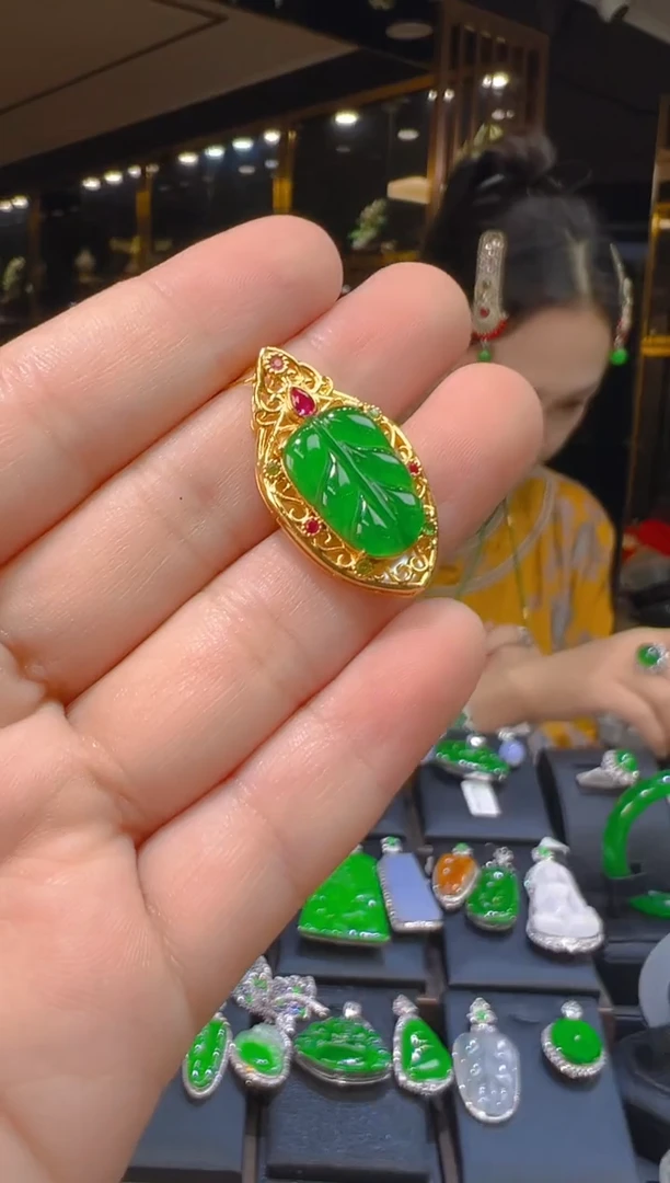 吊坠(赠链)18K金镶嵌翡翠079（多样性发其一）