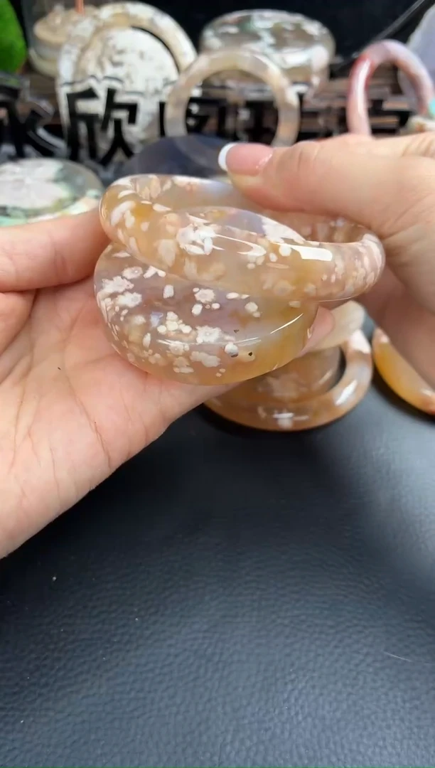 未镶嵌手镯（圆镯）石英质玉61