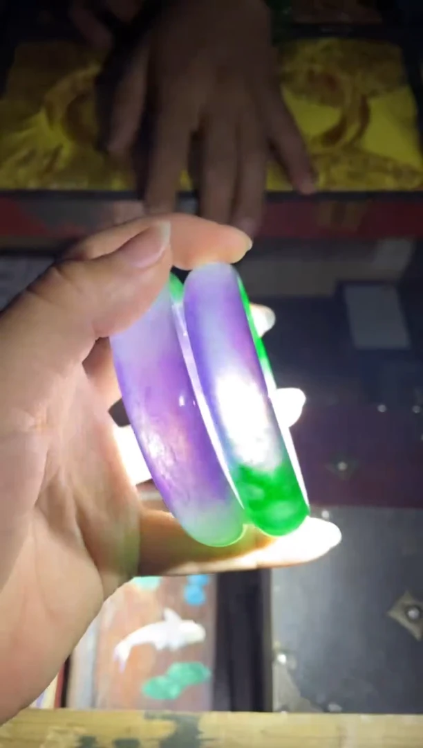 玉三色手镯1件随机发