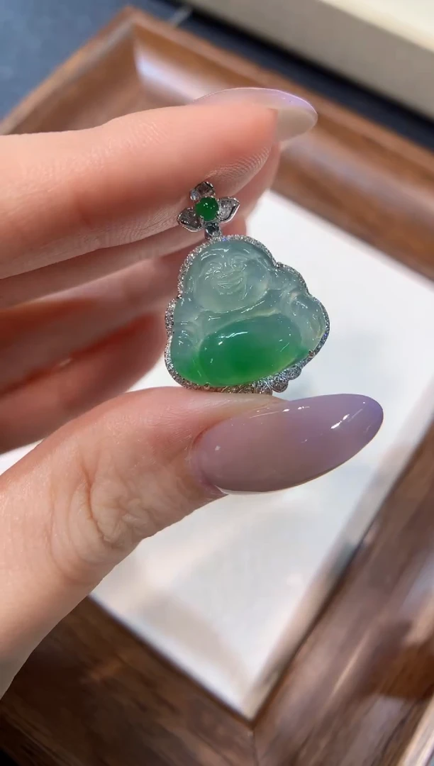 颈饰18K金镶嵌翡翠佛公