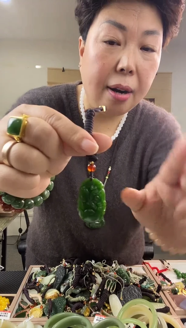 颈饰未镶嵌和田玉多样性拍一发一  0330  小猪