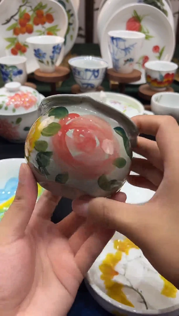 摆件景德镇高温釉下手工手绘陶泥月季花边杯