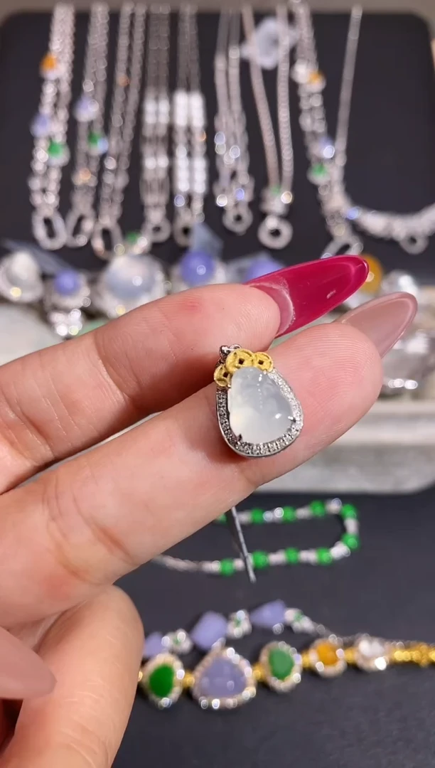 颈饰18K金镶嵌翡翠吊坠