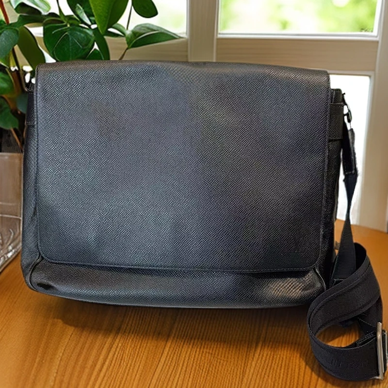 95新 LouisVuitton/路易威登 黑色斜挎包 1115 0129