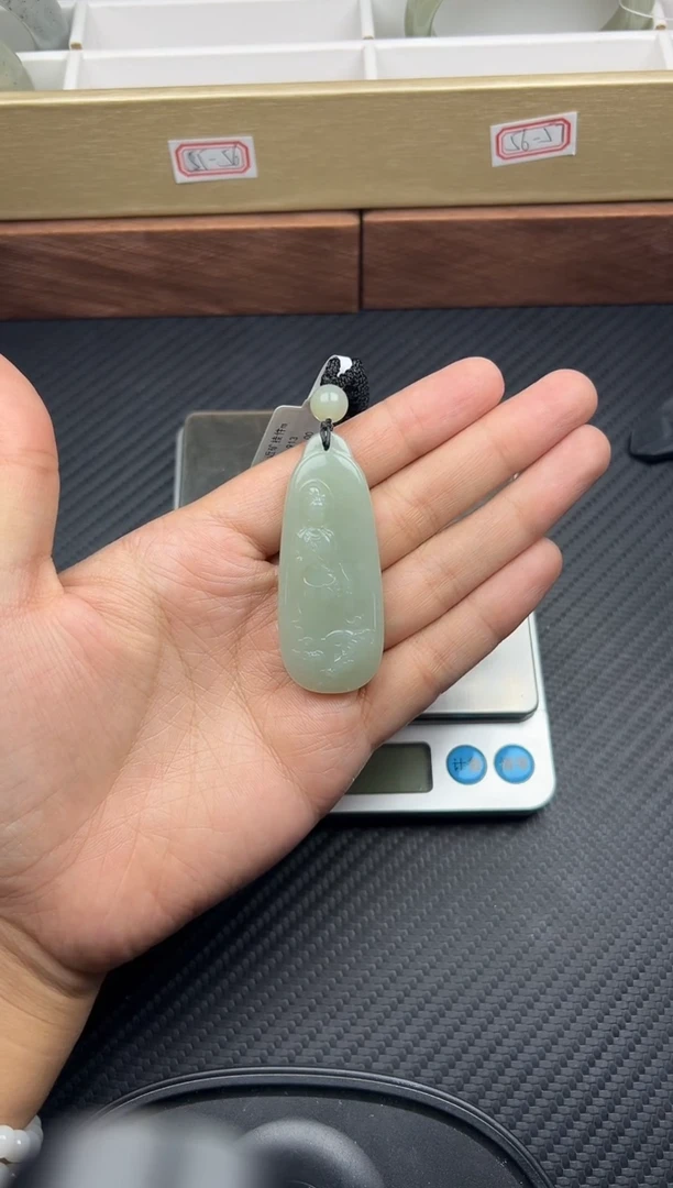 吊坠(赠链)未镶嵌和田玉且末微色差近矿吊坠