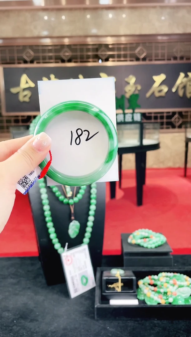 未镶嵌手镯石英质玉（非洲翠）微瑕一经发货运费不退介意勿拍