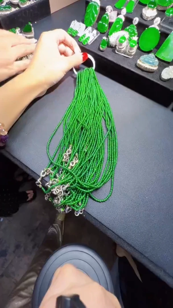 未镶嵌定制翡翠翡翠A货有轻微色差属于正常现象，珠链多样性发货1