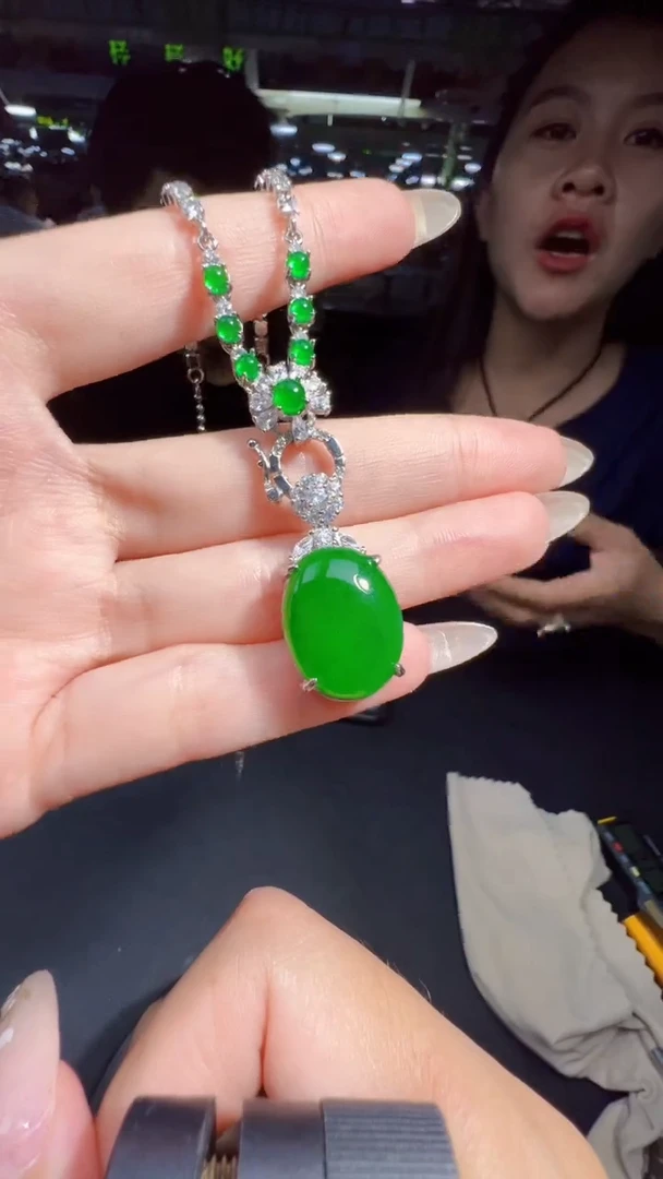 未镶嵌定制翡翠翡翠A货有轻微色差属于正常现象，吊坠多样性发货1