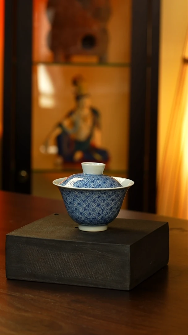 青花铜钱纹盖碗...