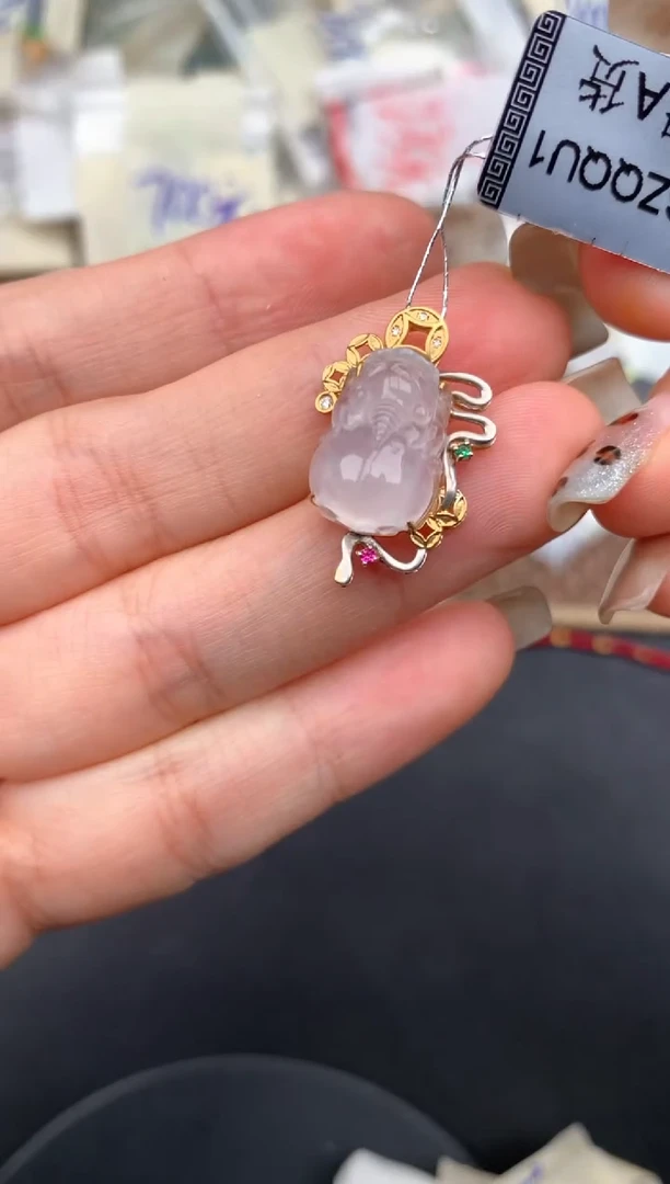 18K金镶嵌挂件翡翠一