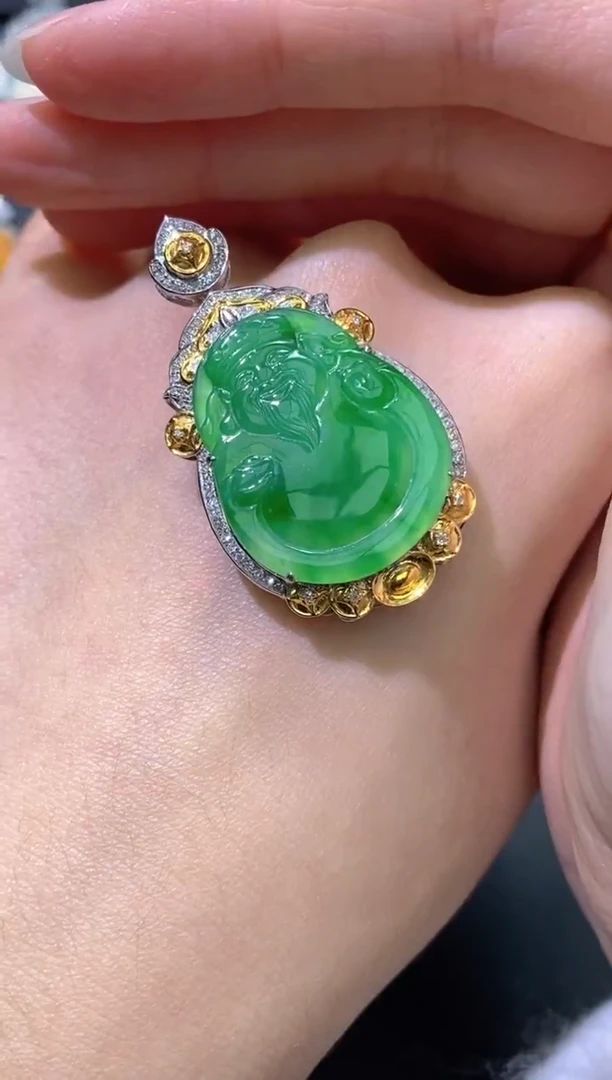 颈饰18K金镶嵌翡翠财神