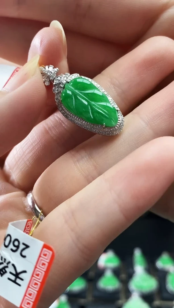 颈饰18K金镶嵌翡翠叶子