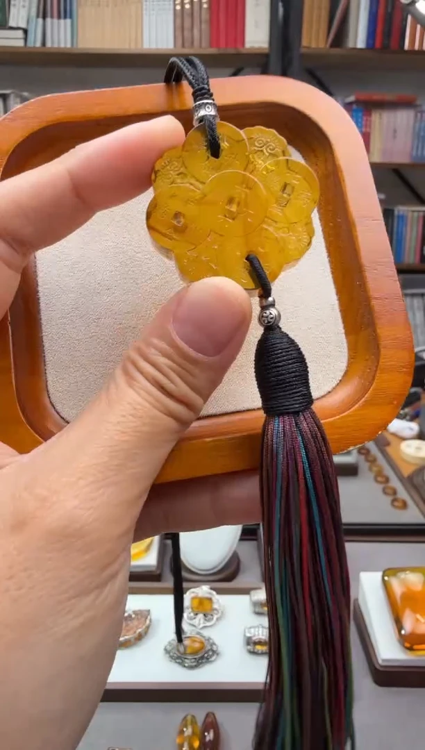 未镶嵌颈饰琥珀车挂