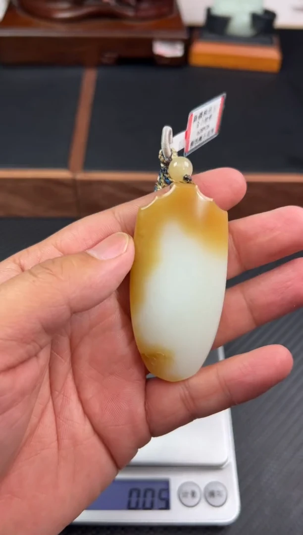 【闪购商品】和田玉吊坠(赠链)未镶嵌且末金山微色差