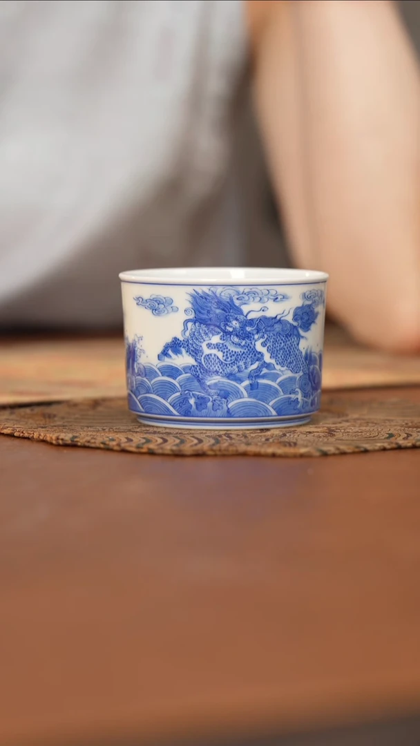 杯看山柴窑青花麒麟杯