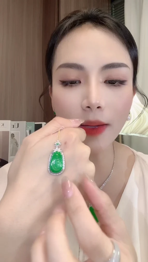 翡翠18K金镶嵌吊坠(不含链)A26