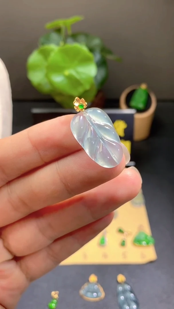 颈饰18K金镶嵌翡翠翡翠A货