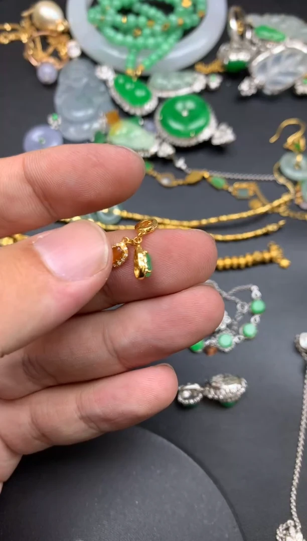 颈饰18K金镶嵌翡翠华*汤商品不退不换