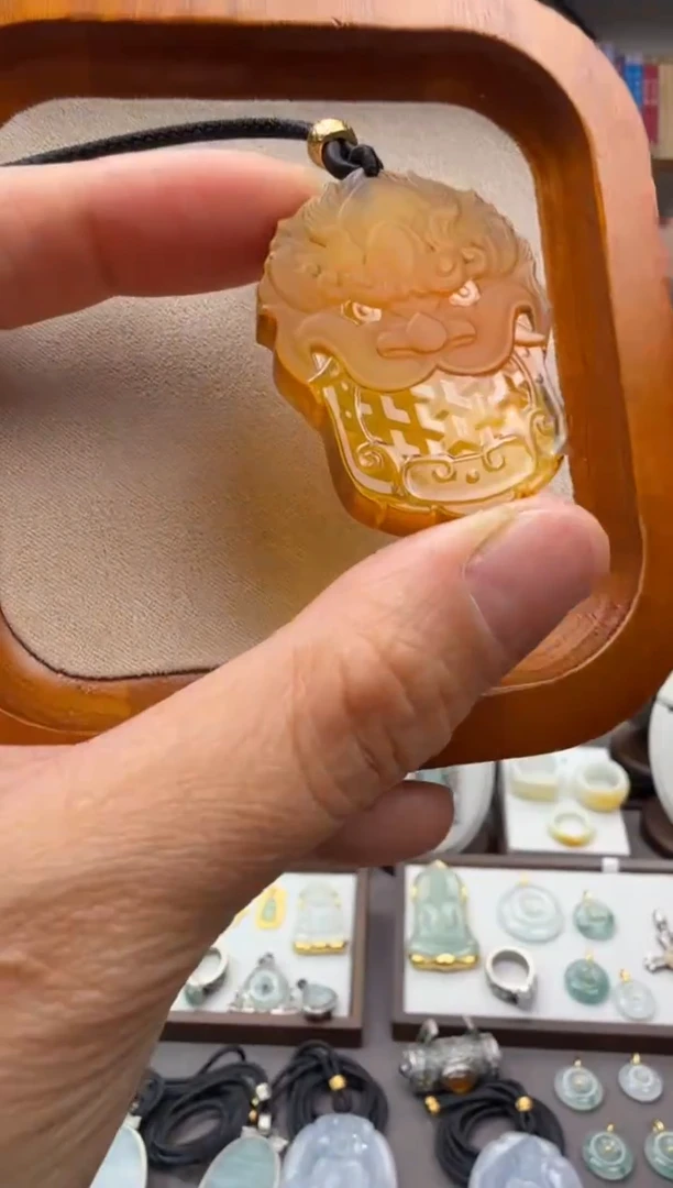 琥珀颈饰未镶嵌铠甲吊坠