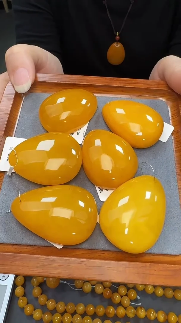 蜜蜡吊坠(不含链)未镶嵌天然保真蜜蜡水滴套装（多样发其一）送绳子