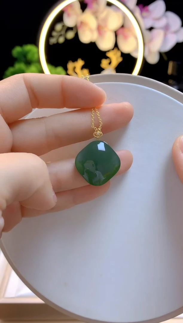 吊坠(赠链)18K金镶嵌和田玉碧玉方块无事牌