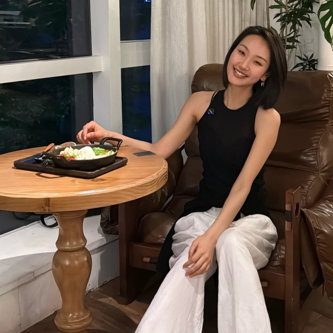 Annnnmu安木贝格2025年夏季黑色冰丝修身气质长袖设计感两穿背心