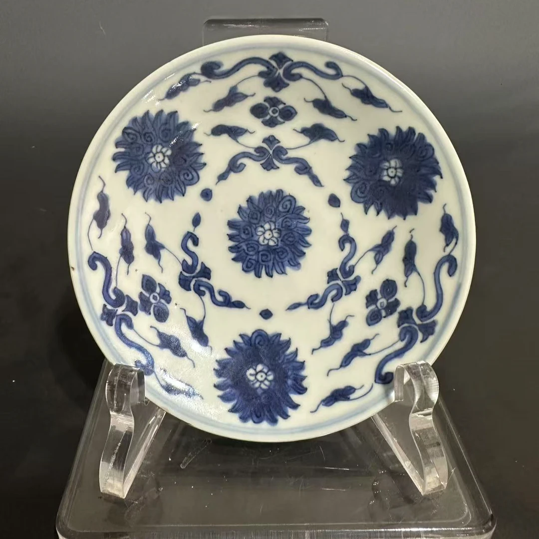 A清代 青花缠枝花卉纹盘