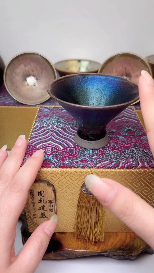 【闪购商品】茶盏春申阁福利1只，微微瑕七彩薄斗金.礼盒
