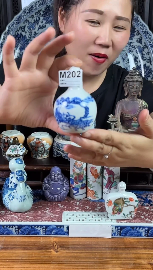 摆件景德镇陶瓷仿古（手工托印鼻烟壶)M202