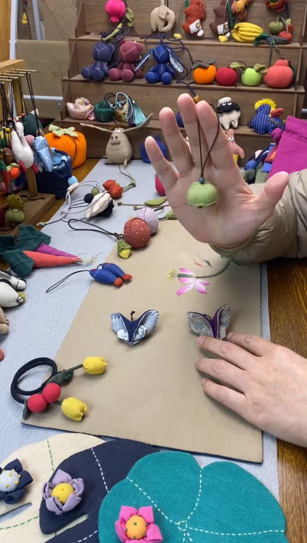 蝴蝶胸针（紫色+蓝色）+瓷珠绿小莲蓬