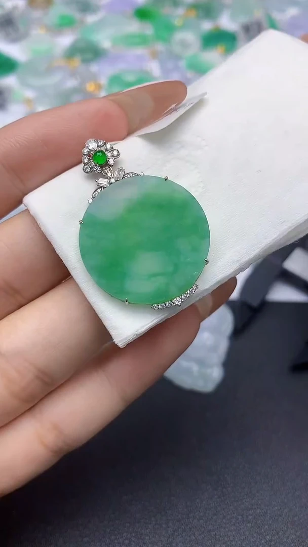 颈饰18K金镶嵌翡翠a货假一赔三支持复检百元上9元证书费自理1