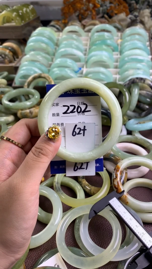 【闪购商品】蛇纹石玉手镯未镶嵌2202